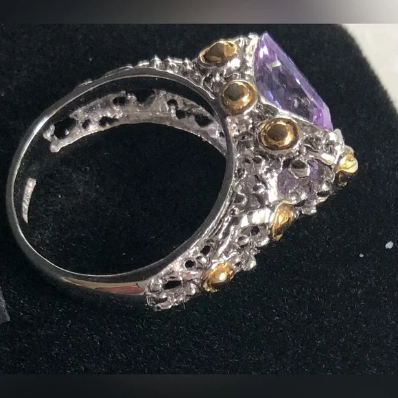 Beautiful Faceted Purple Stone 18KGE Ring - Picture 5 of 11